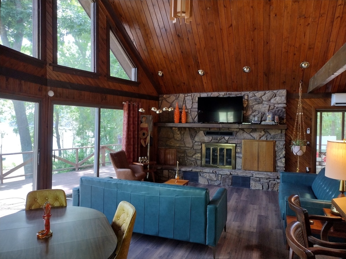 Vintage Vegas -Lakefront Luxury on Table Rock Lake