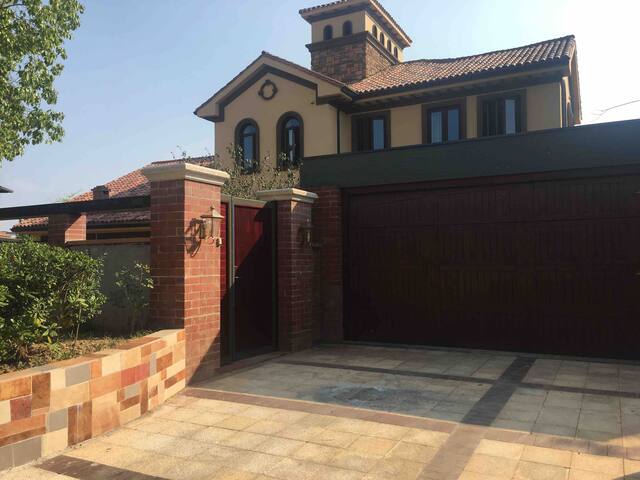 黄山桃花岛四季别墅之索伦托(一层落地窗江景)