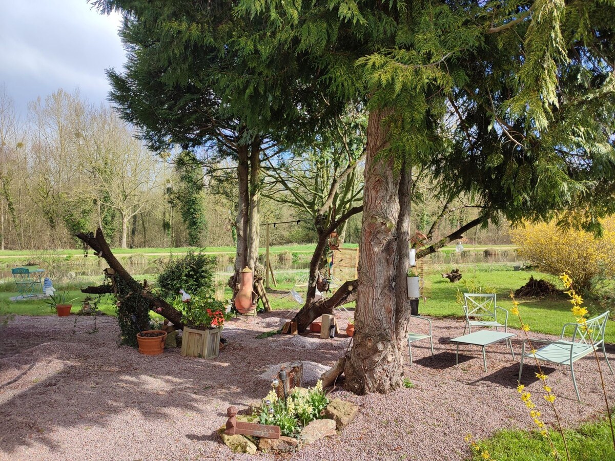 Maison en bois de plain-pied au bord du canal