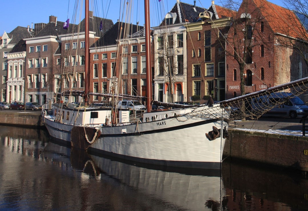 格罗宁根（ Groningen ）市中心氛围浓郁、历史悠久的帆船！