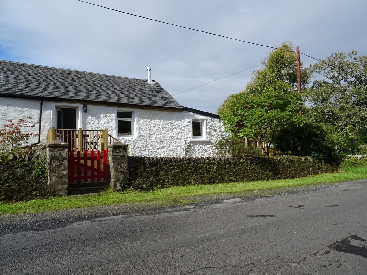 Cosy 2 bedroom cottage w/ log burner, wifi & deck