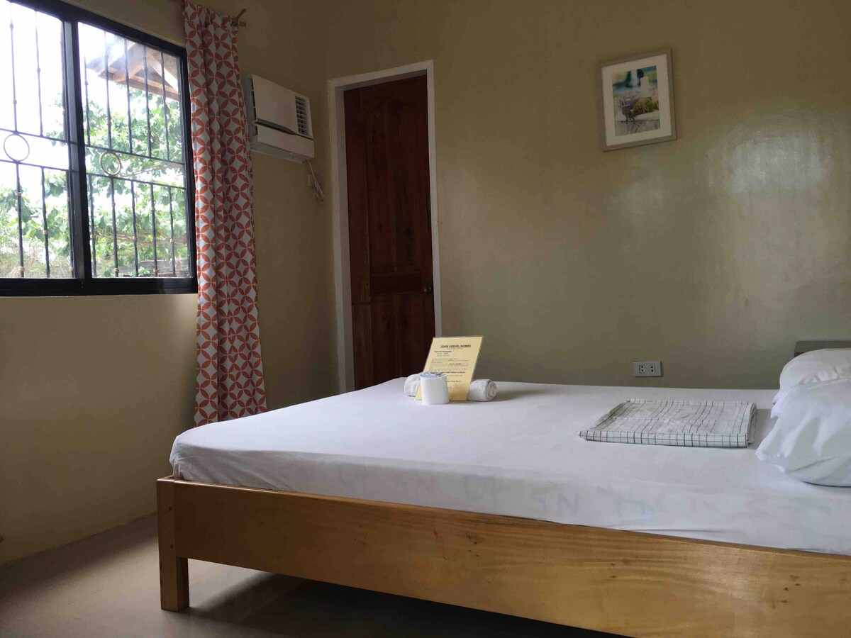 Cheap, clean and quiet rooms near Alona Beach