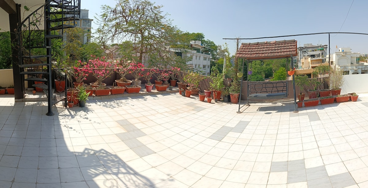 Spacious room, Wifi , n a beautiful terrace garden