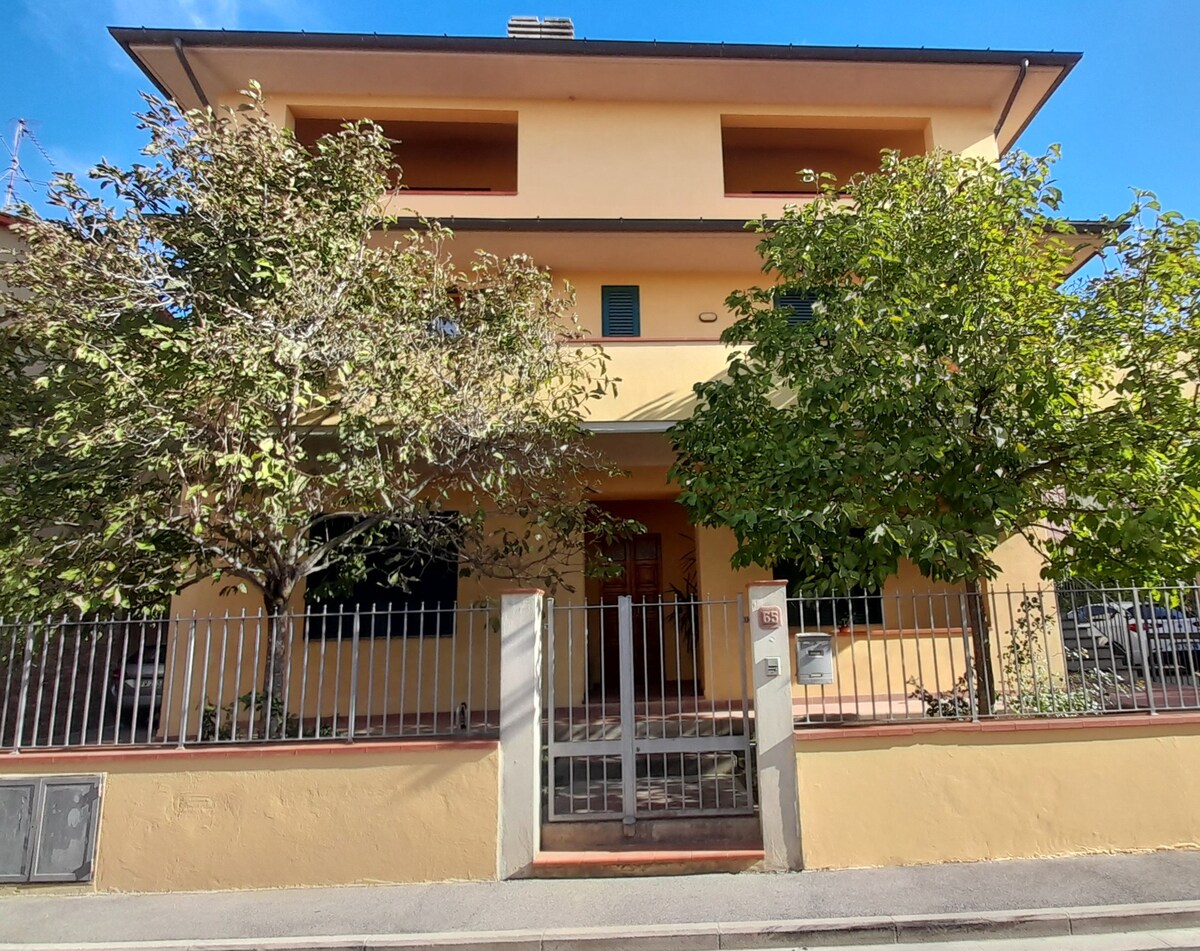 Casa spaziosa con giardino e parcheggio