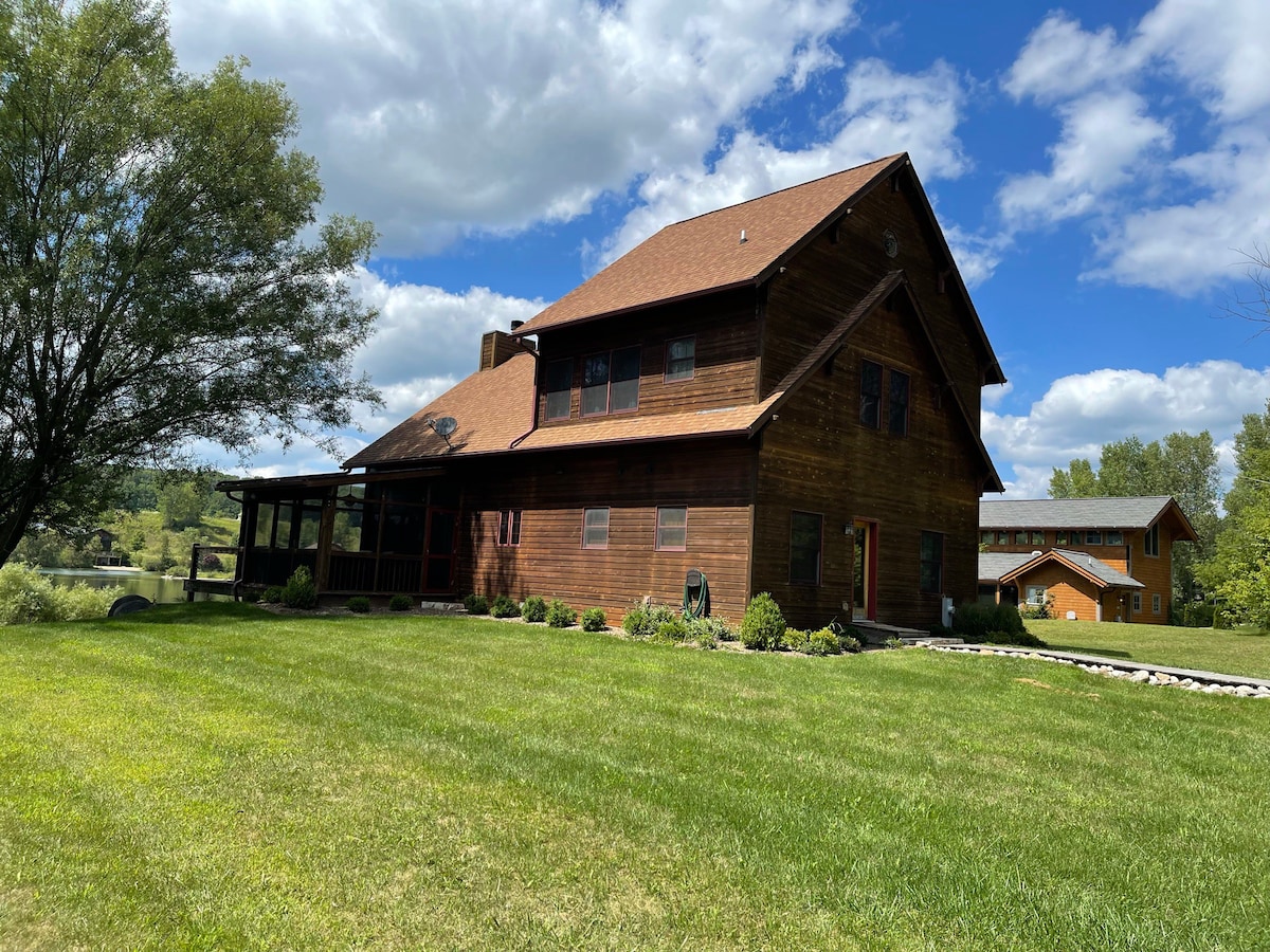 This is the place! Lakefront cabin for big family