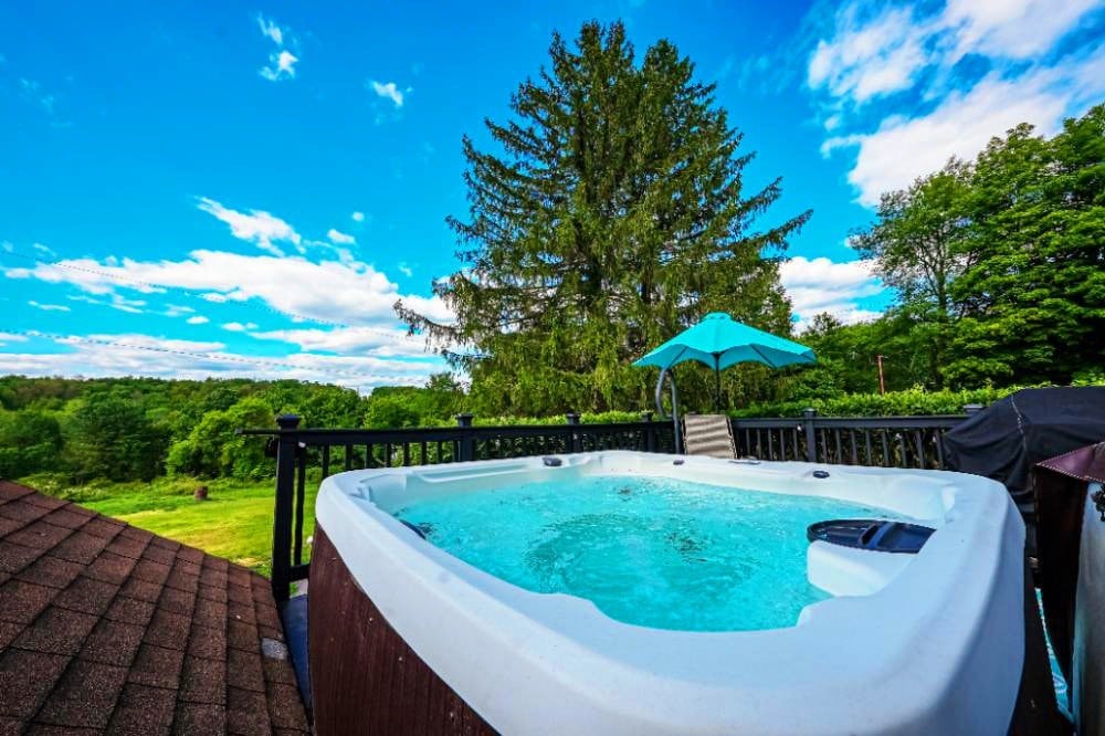 现代农舍的私人泳池和热水浴缸绿洲