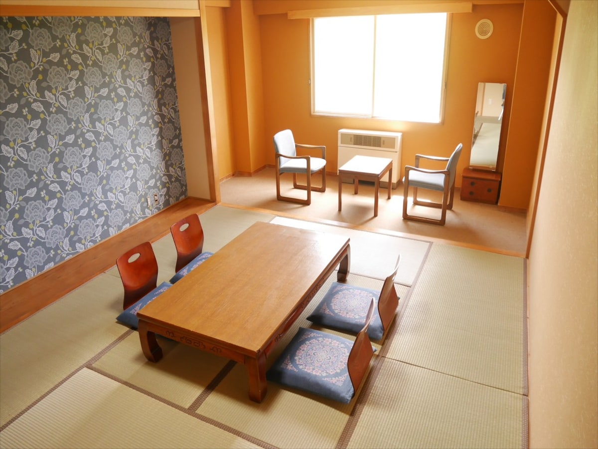 日式客房，您可以一览山景和温泉