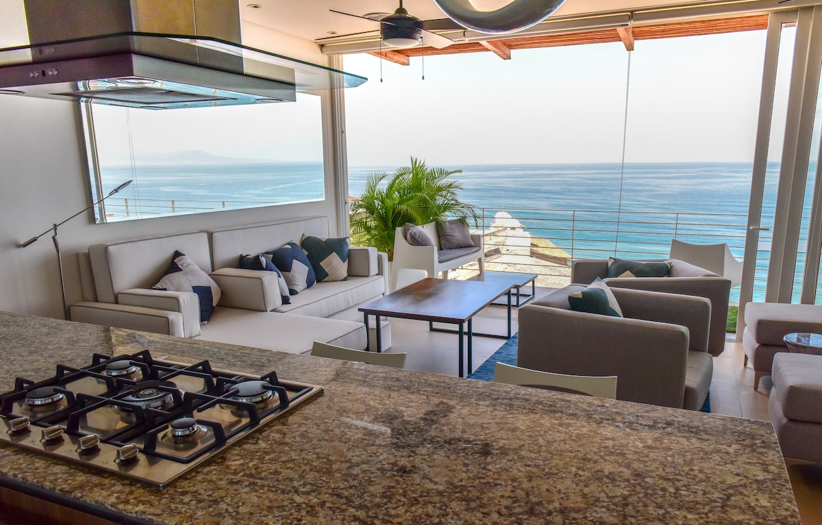 Beach Front Penthouse Ocean View Pool & Gym-OnSite