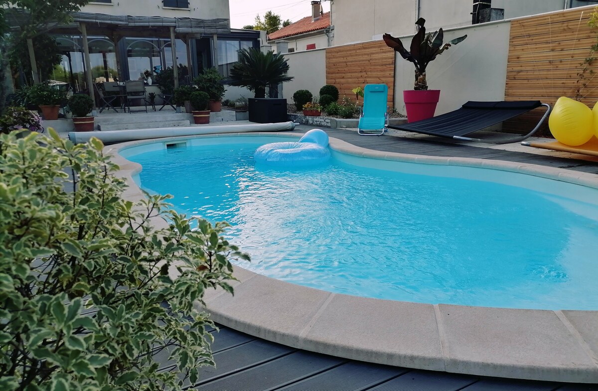 Chambre chez l'habitant, piscine et patio privé.