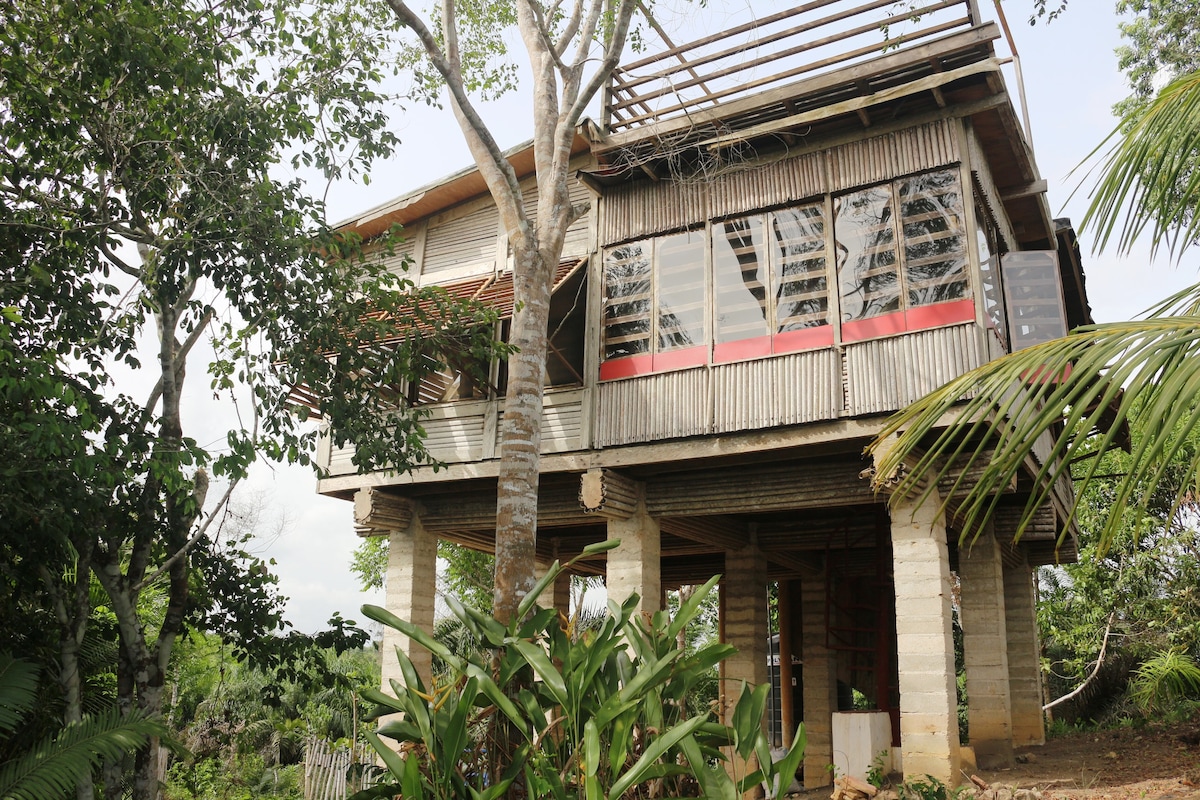 巴布瓦（ Busua ）景观热带民宅