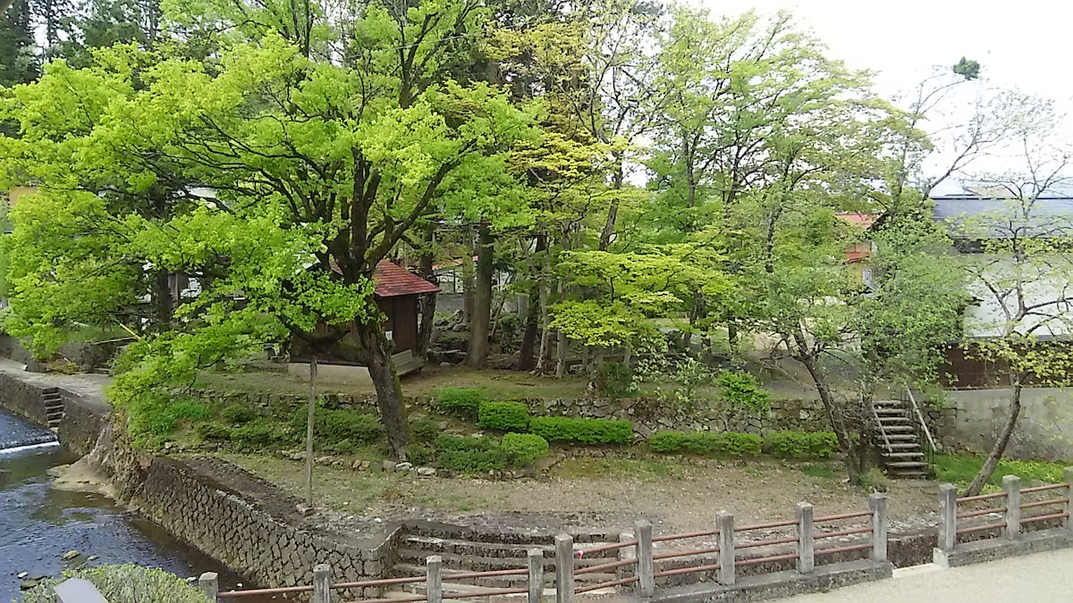 TAKANOYU-Hanare ，窗外就是历史公园！