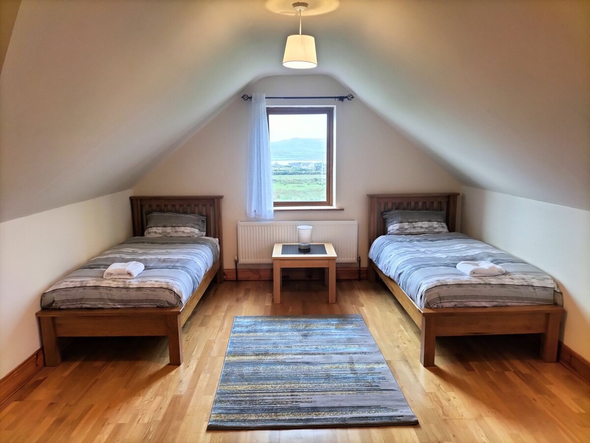 Lomanagh Lodge客房套房。最多可入住4位房客。