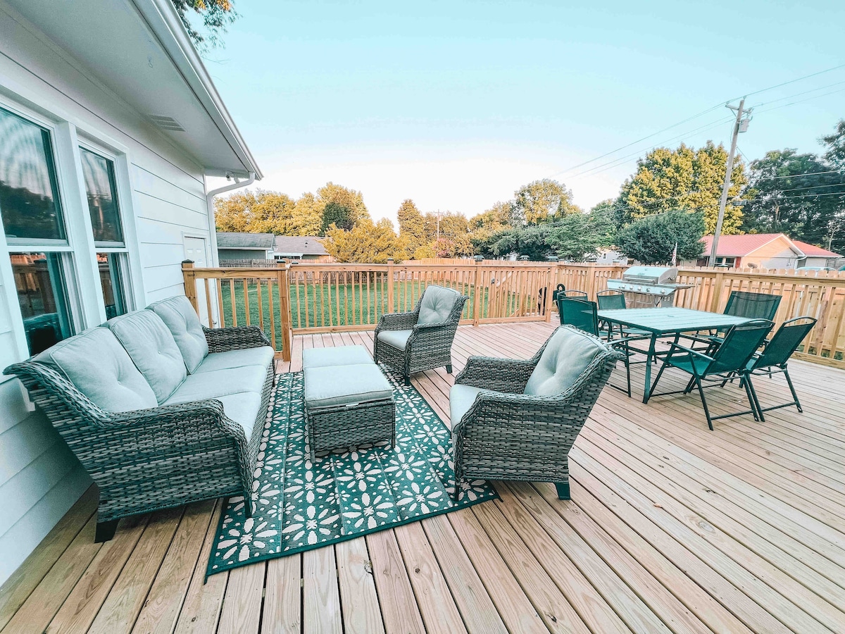 Cozy Downtown Franklin Home w/ Huge Deck & Grill