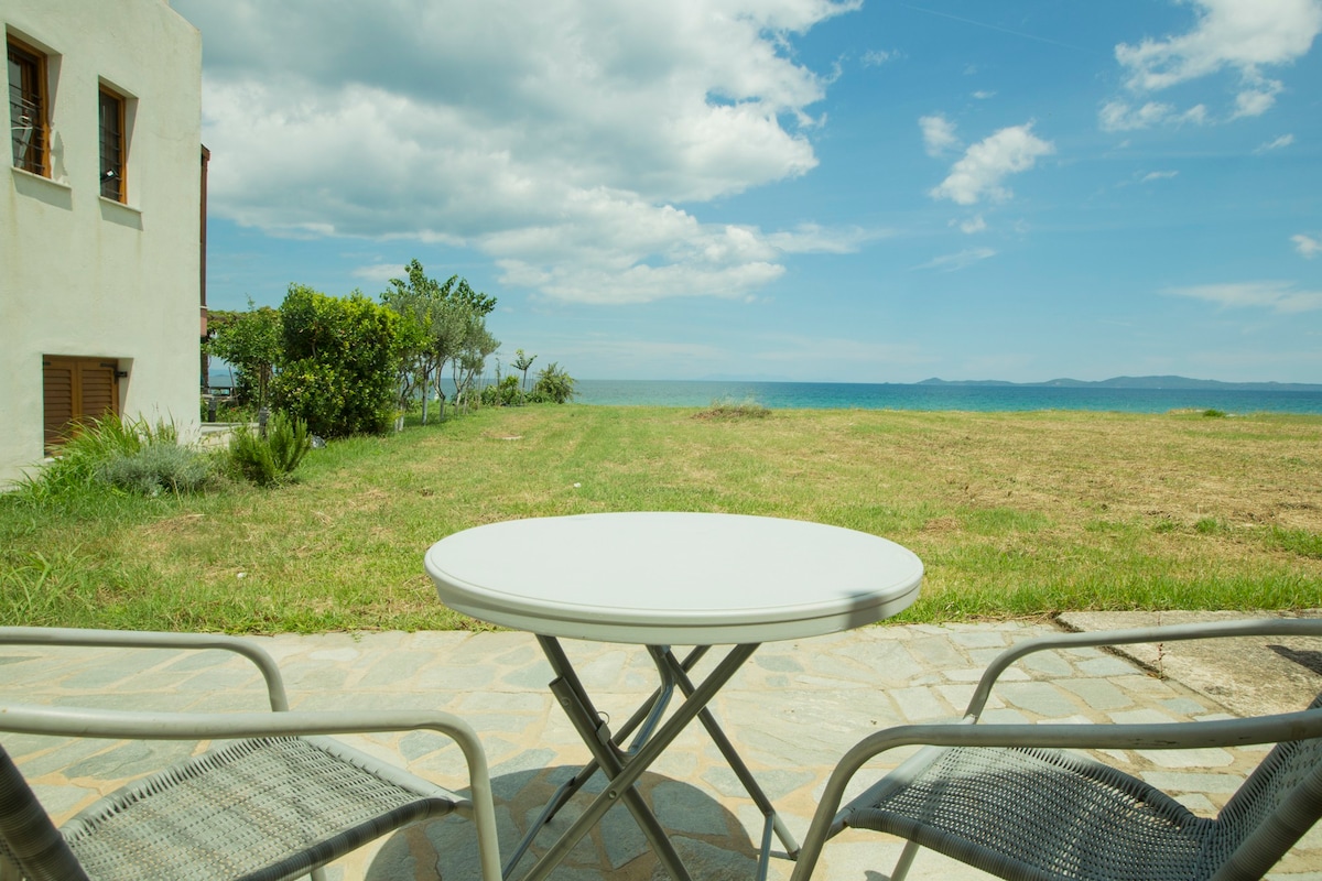 A seafront summer house in Ierisso