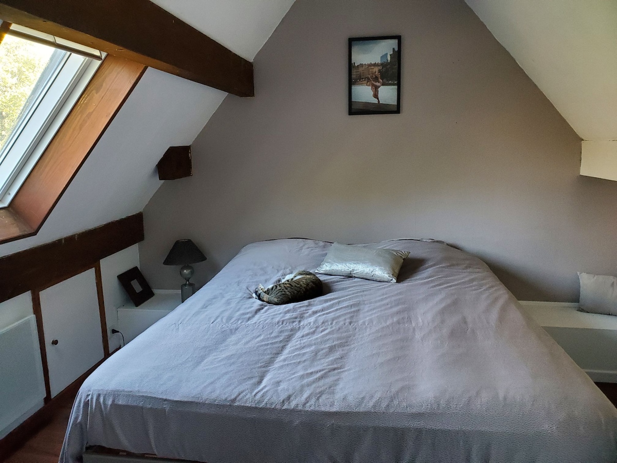 Petite chambre agréable dans maison familiale