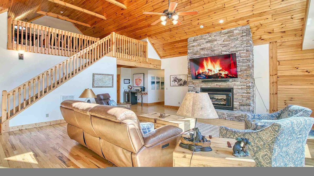 Log Cabin, Views, hot tub, fire place, 4 bedroom!
