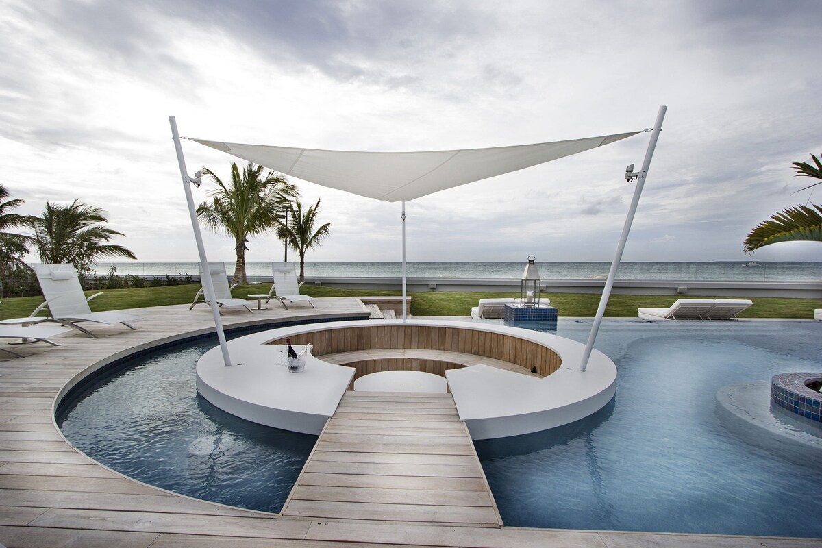 C'est La Vie - Beachfront Luxury Villa with Staff