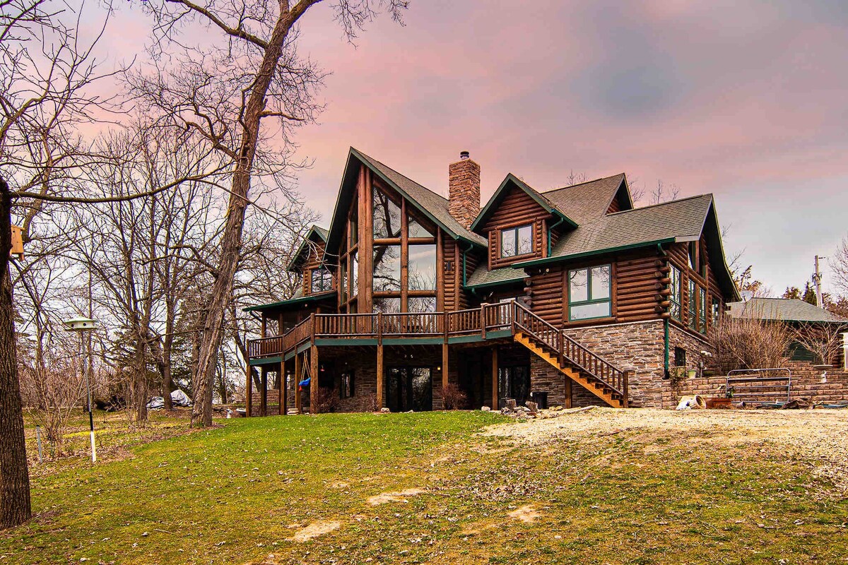 Secluded, Spacious Lodge close to Field of Dreams!