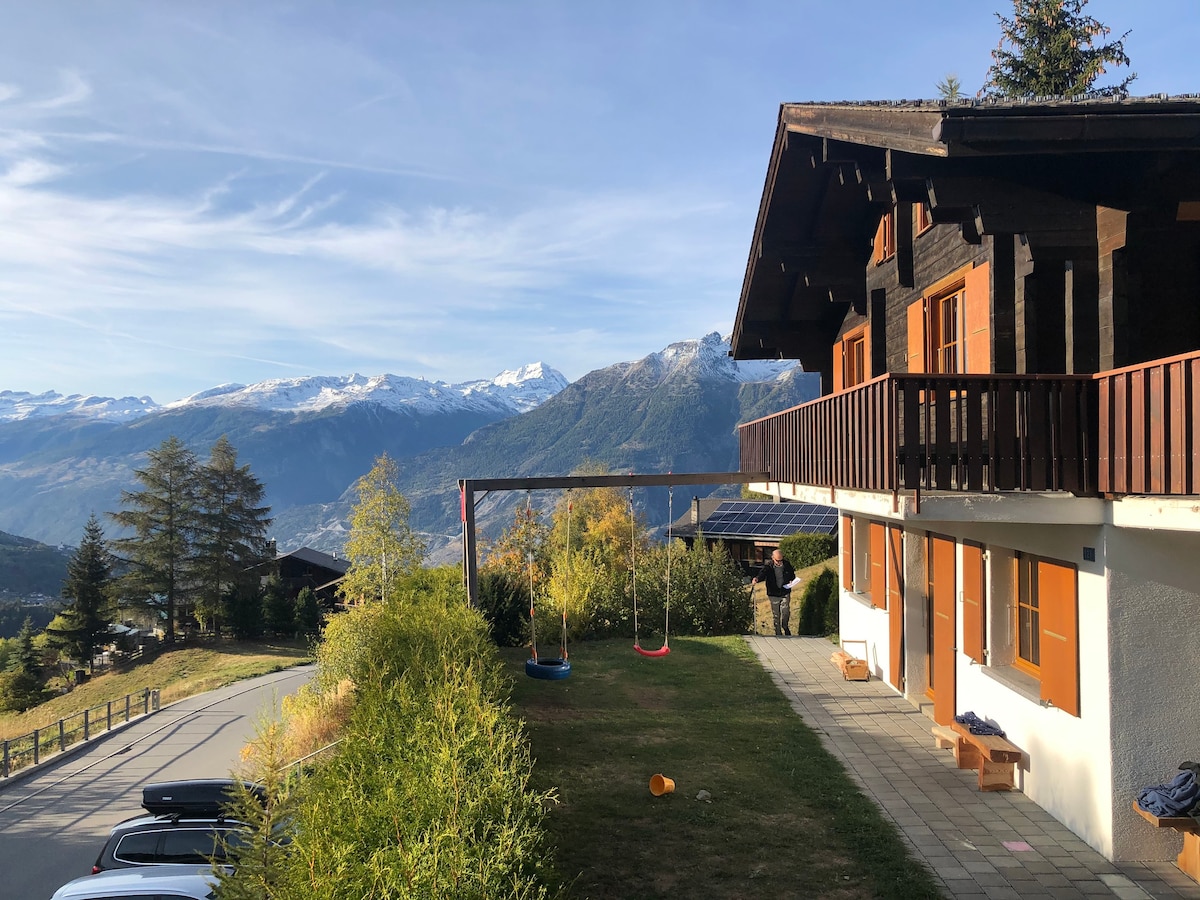 比尔琴（ Bürchen ）滑雪坡上阳光明媚的家庭度假木屋