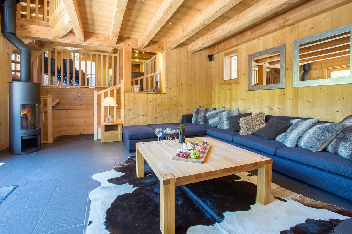 Chalet 2 mins from Lifts, Hot Tub, sleeps 14