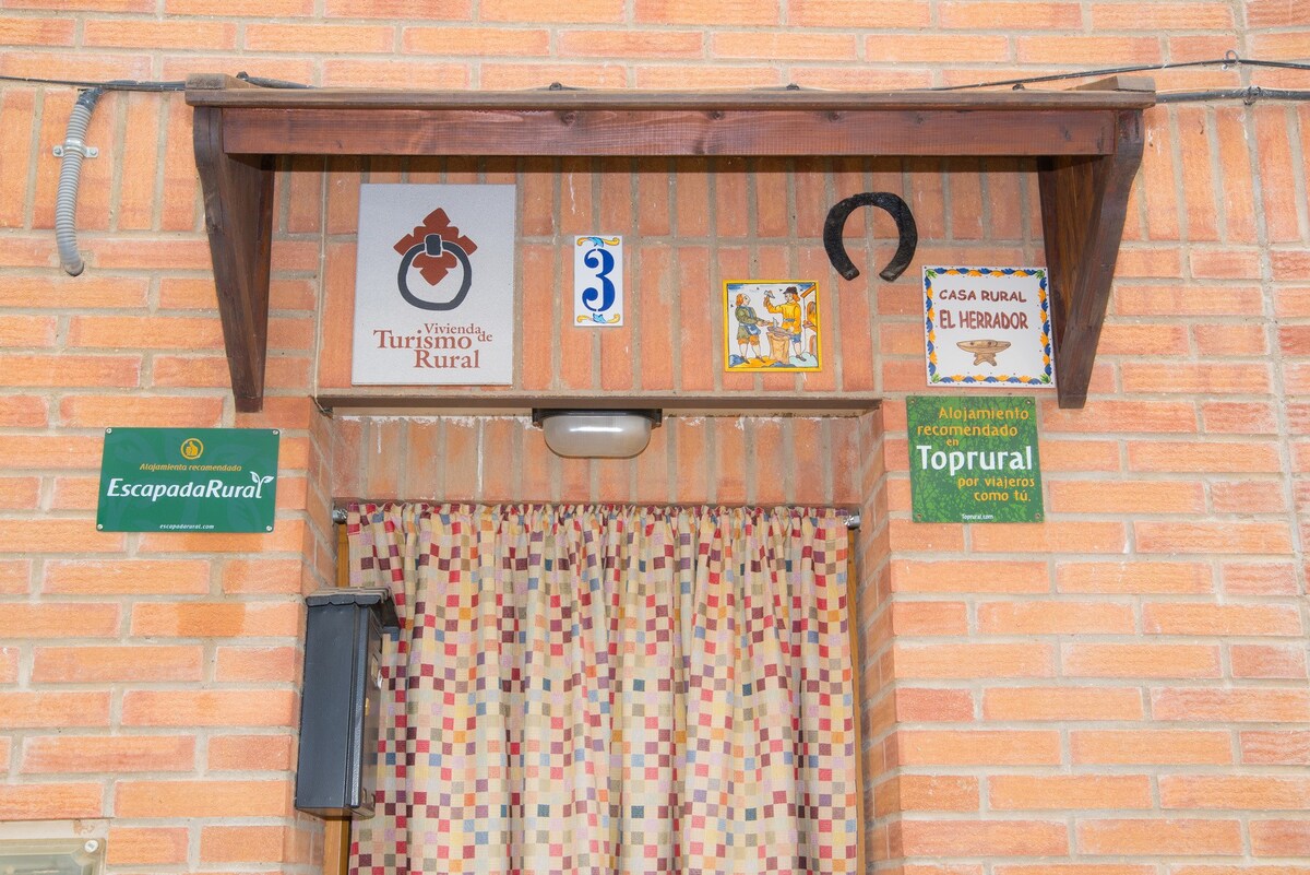 Zaragoza附近的农舍，可容纳4-10人。