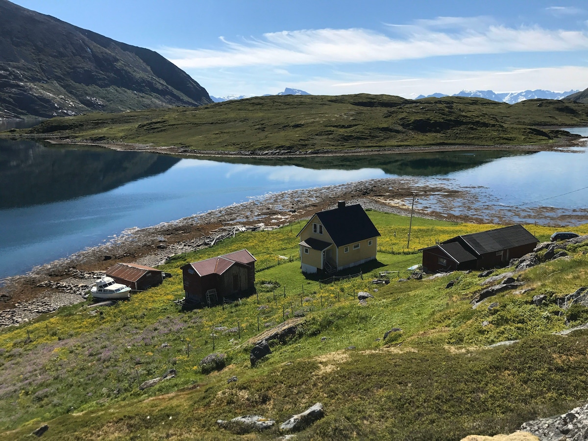 Idyll i Hasfjord i Hasvik kommune på Sørøya.