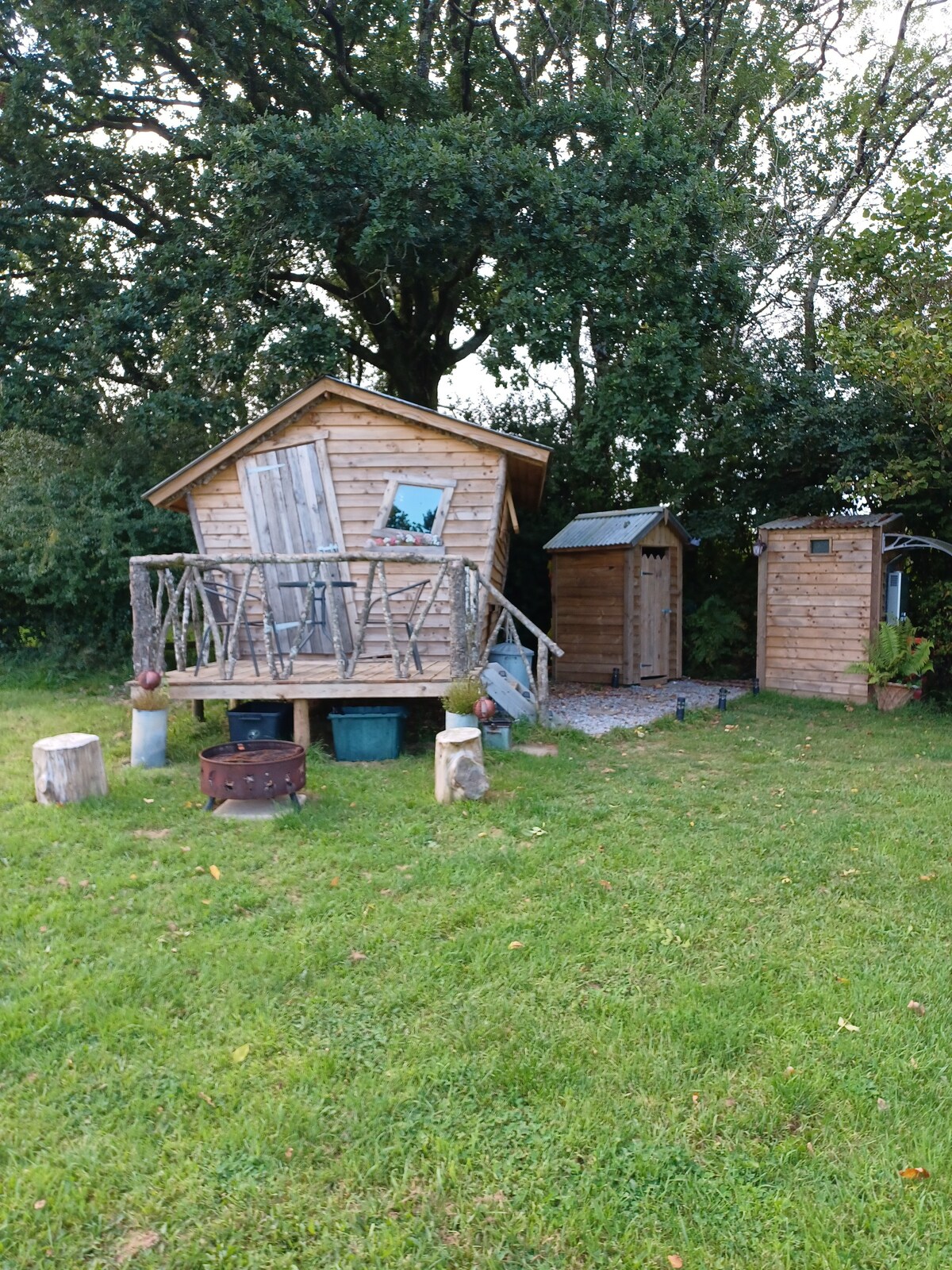 Quirky Woodsmans Hut in Beautiful Rural Setting.