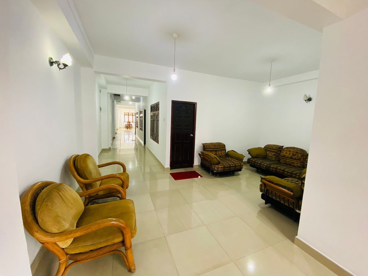 Cheerful spacious 7 Bedroom Townhouse