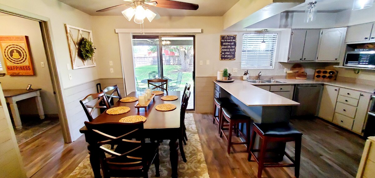Clean 3B Home w/ Outdoor Living & Stocked Kitchen