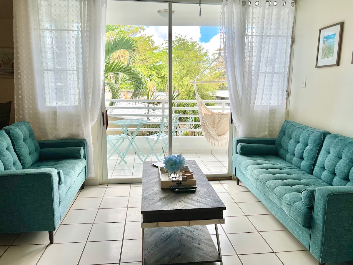 Beautiful 2 bedroom Beachfront Condo with Pool