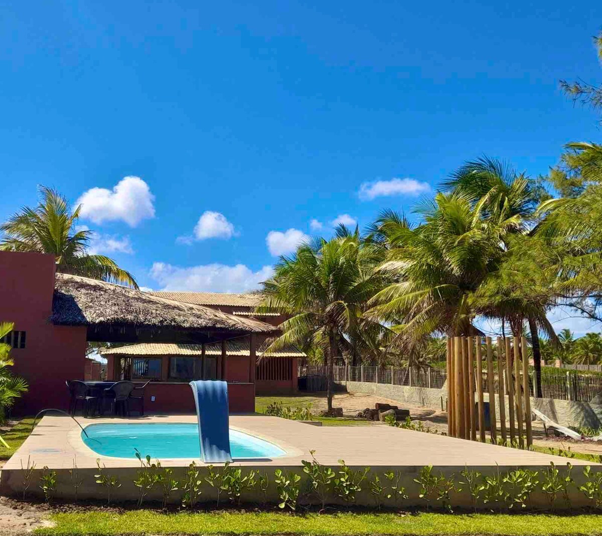 位于普拉亚达考埃拉（ Praia da Caueira ）的房子，位于沙滩上。