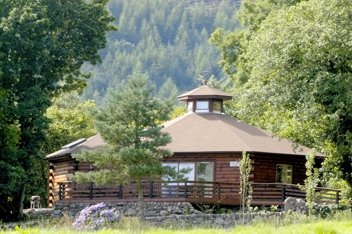 SECLUDED UNIQUE SELF CATERING LOG CABIN
