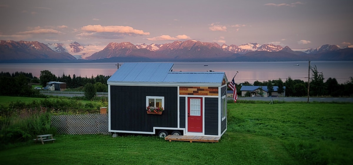 午夜太阳微型住宅位于28英亩180 °海湾景观