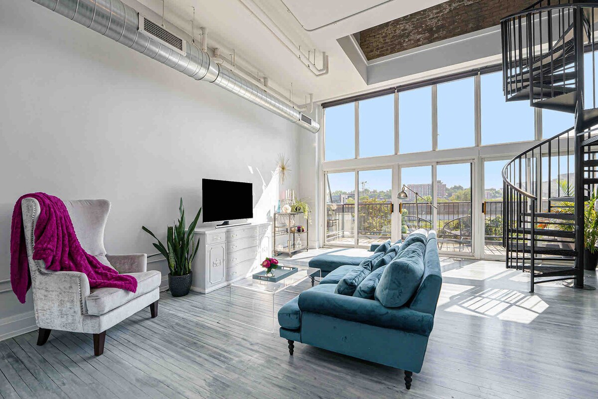 Luxury Executive Downtown Loft with Rooftop Pool