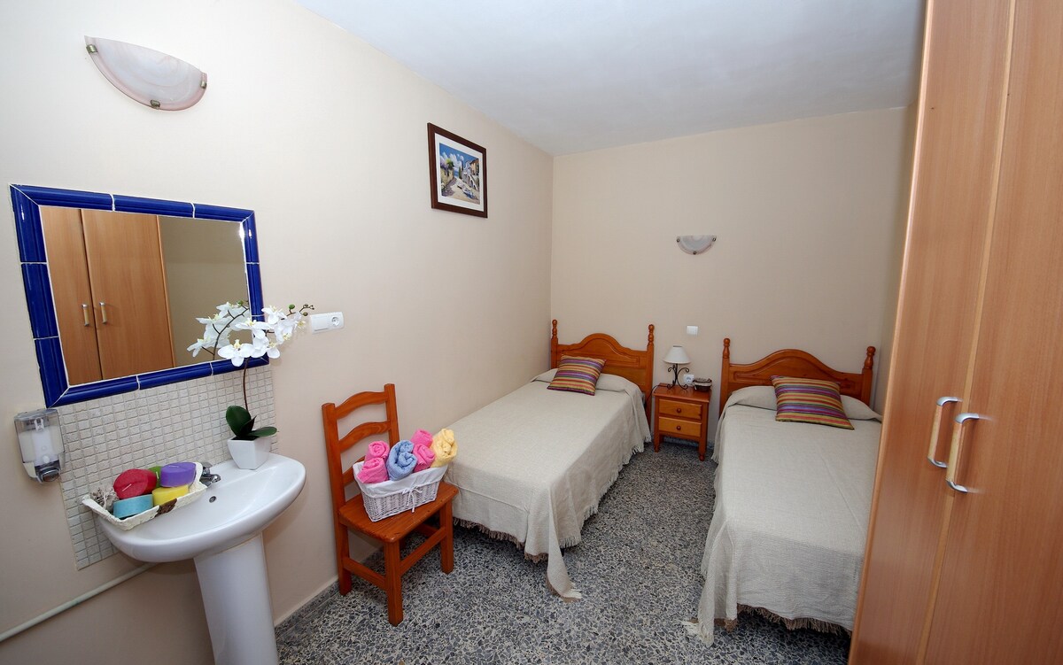 马贝拉有两张床和独立浴室Pension Aduar。 马贝拉（ Marbella ）的双人房间，带独立浴室Pension Aduar。空调、电视