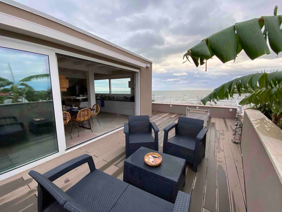 海滨顶层公寓，享有壮丽的大海景观