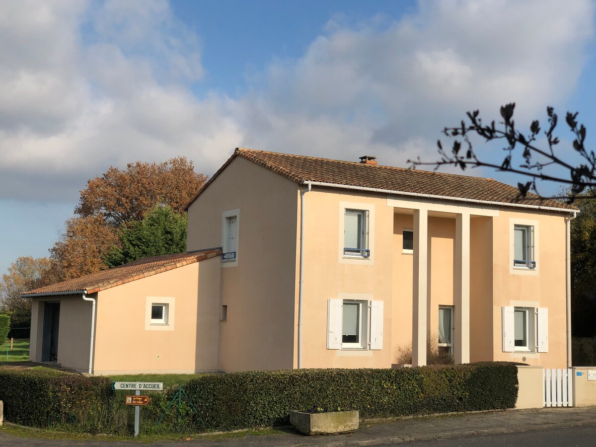 Spacieuse maison de village; lumière et confort.