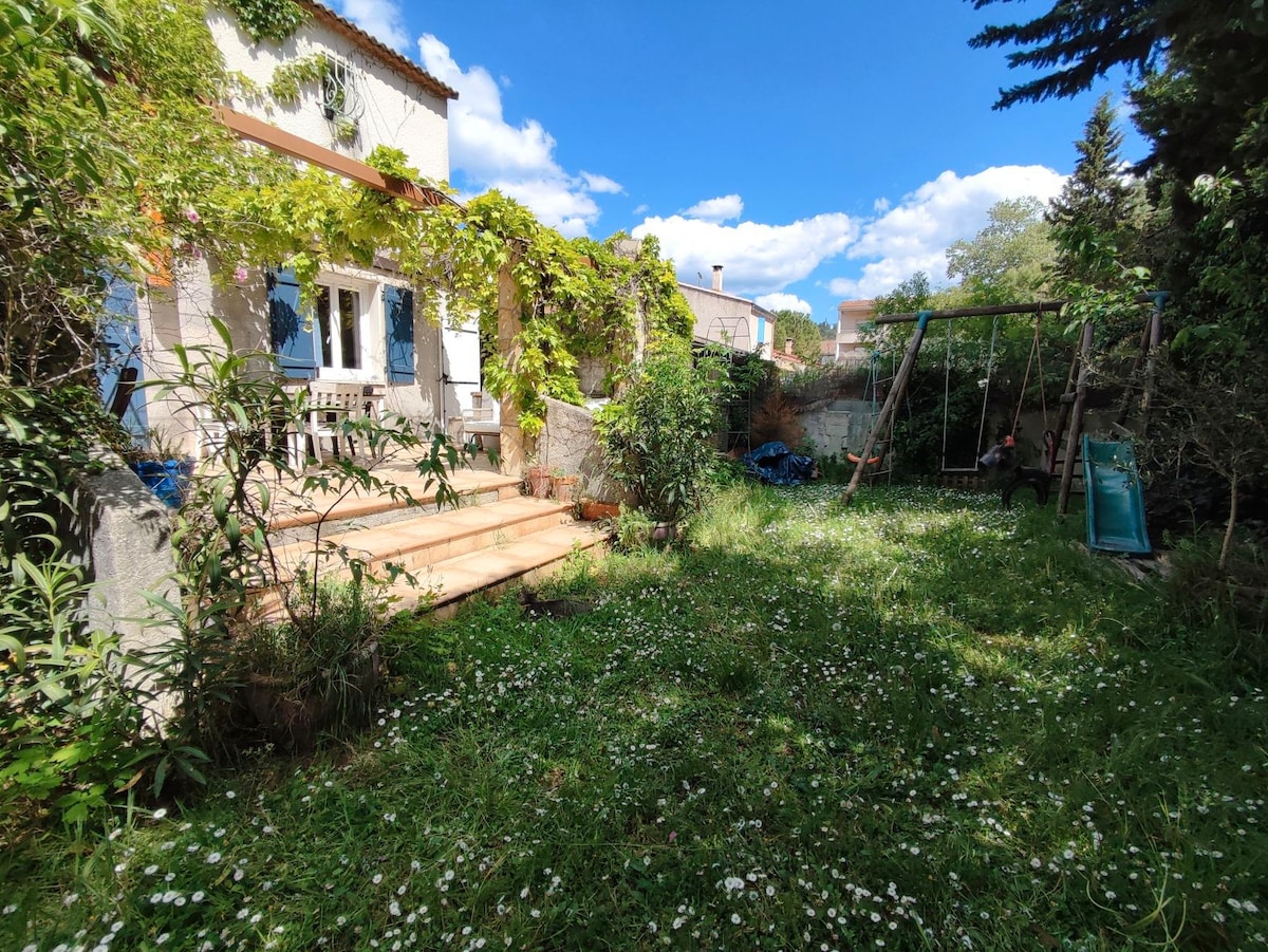 Maison de famille avec jardin arboré