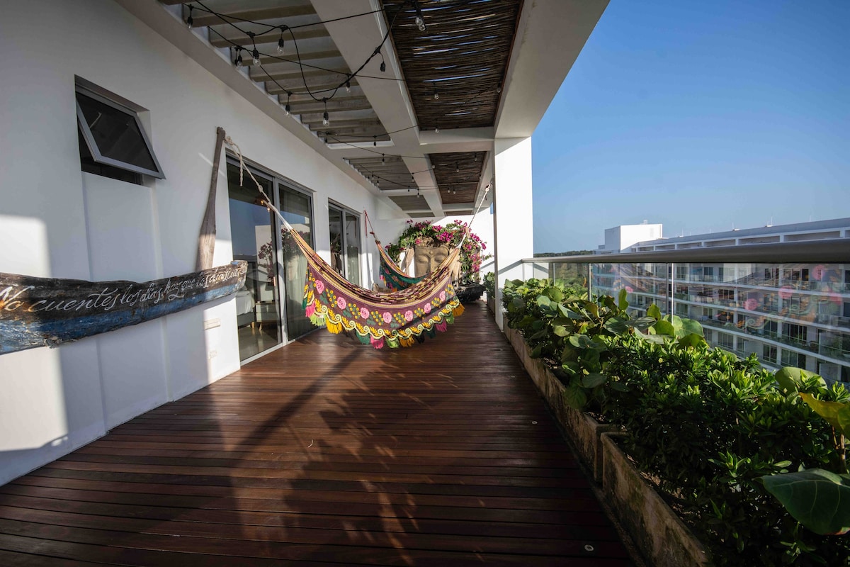 Penthouse, Steps to the Beach