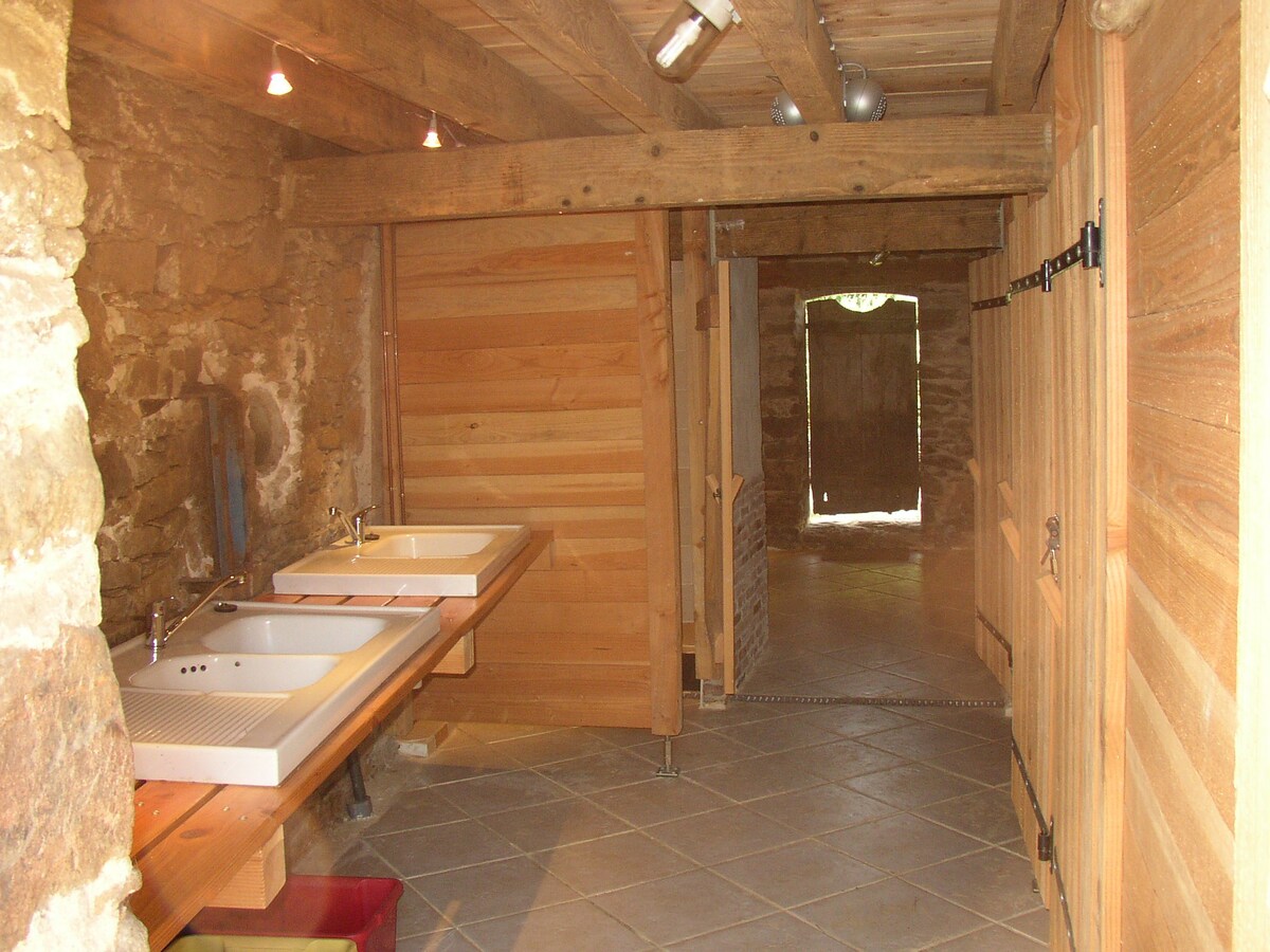 Une jolie cabane conviviale à ferme bio et active