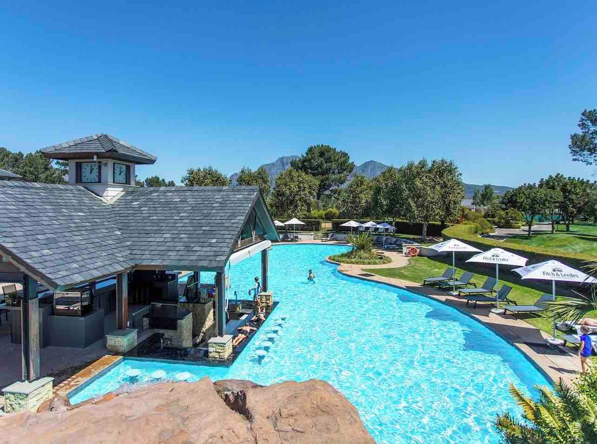 Lush Lakehouse w Battery Backup  in Pearl Valley