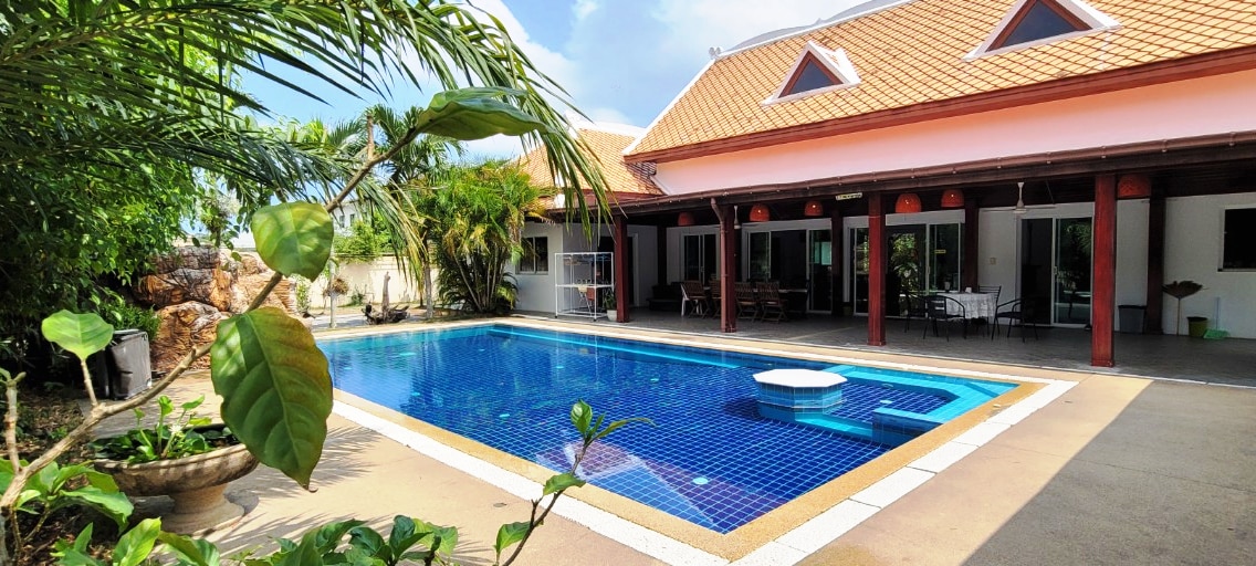 Huge 5BDR pool villa with jacuzzi, karaoke and BBQ