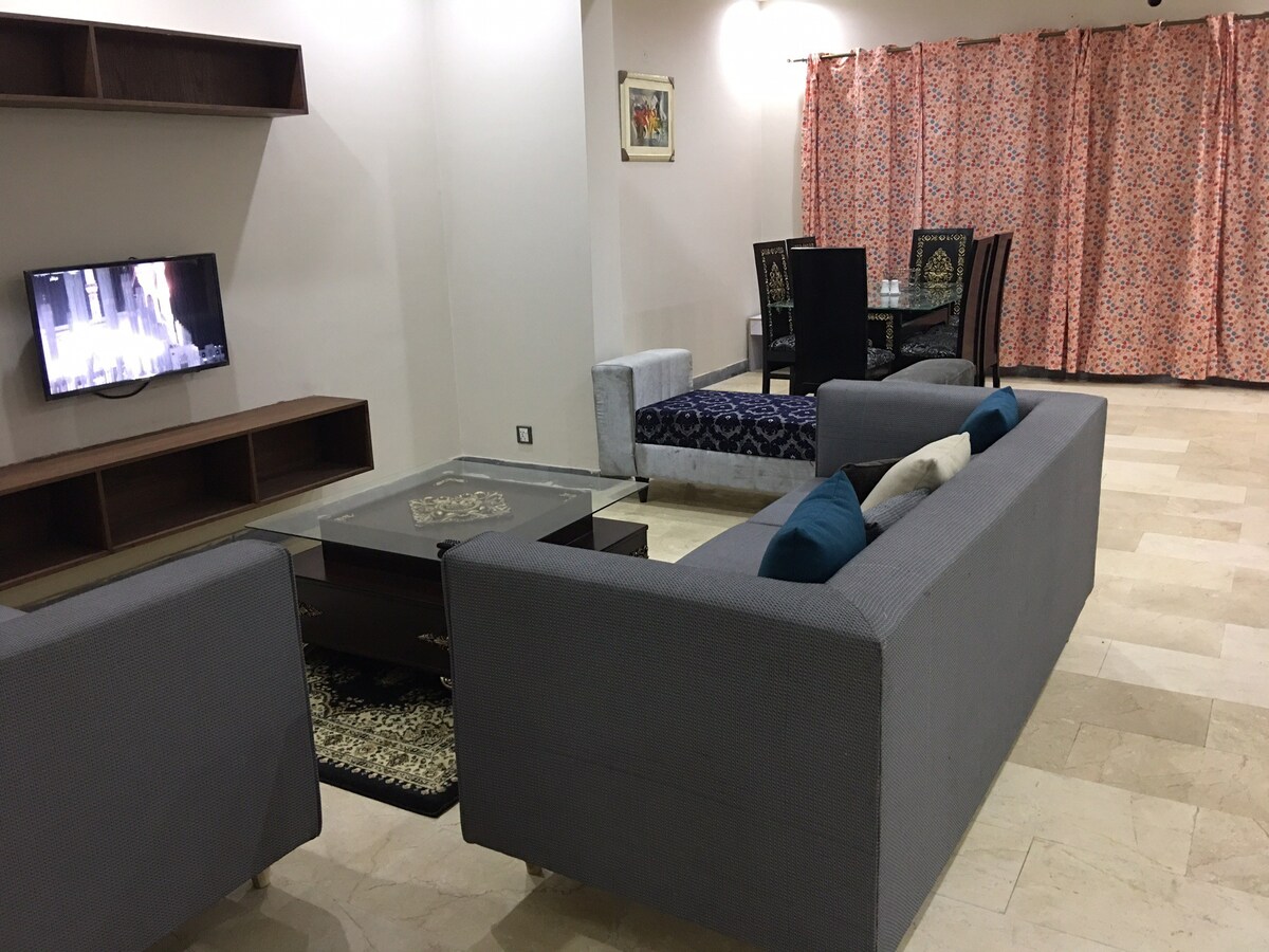 Shaukat Khanum附近的全新2卧室公寓