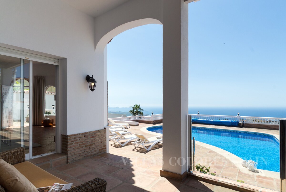 Villa Amani with private heated pool and seaview