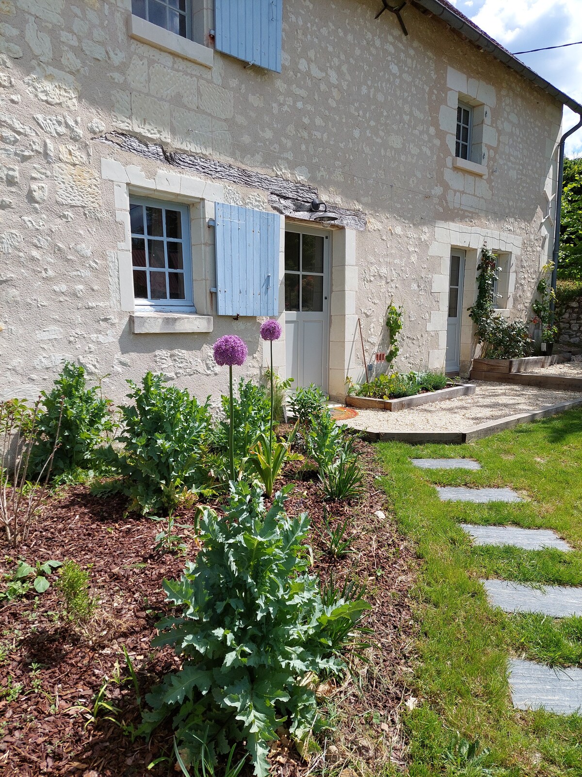 Antre ouvert dans un hameau fleuri.