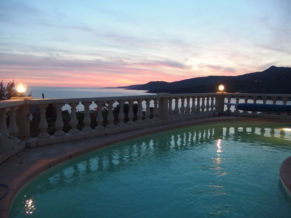 Superbe villa climatisée, piscine, vue mer/montagn