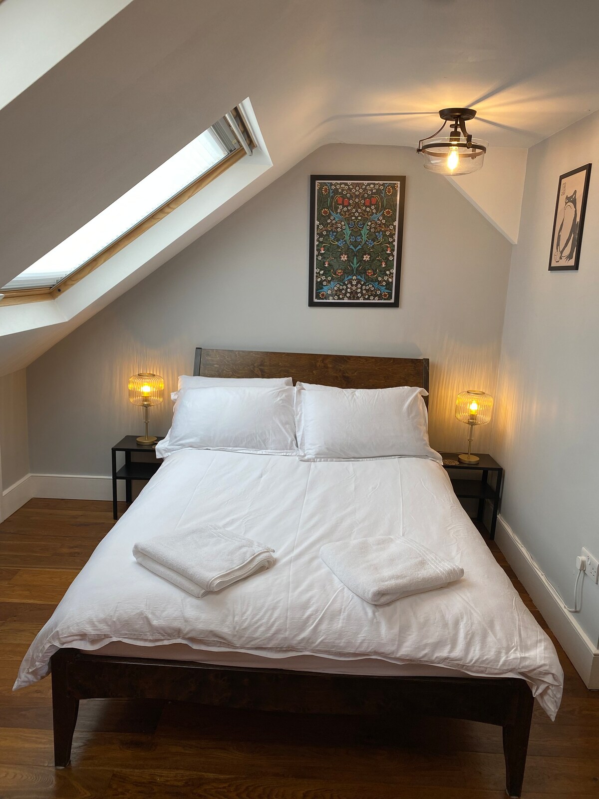 Light, spacious en-suite loft room in Walthamstow