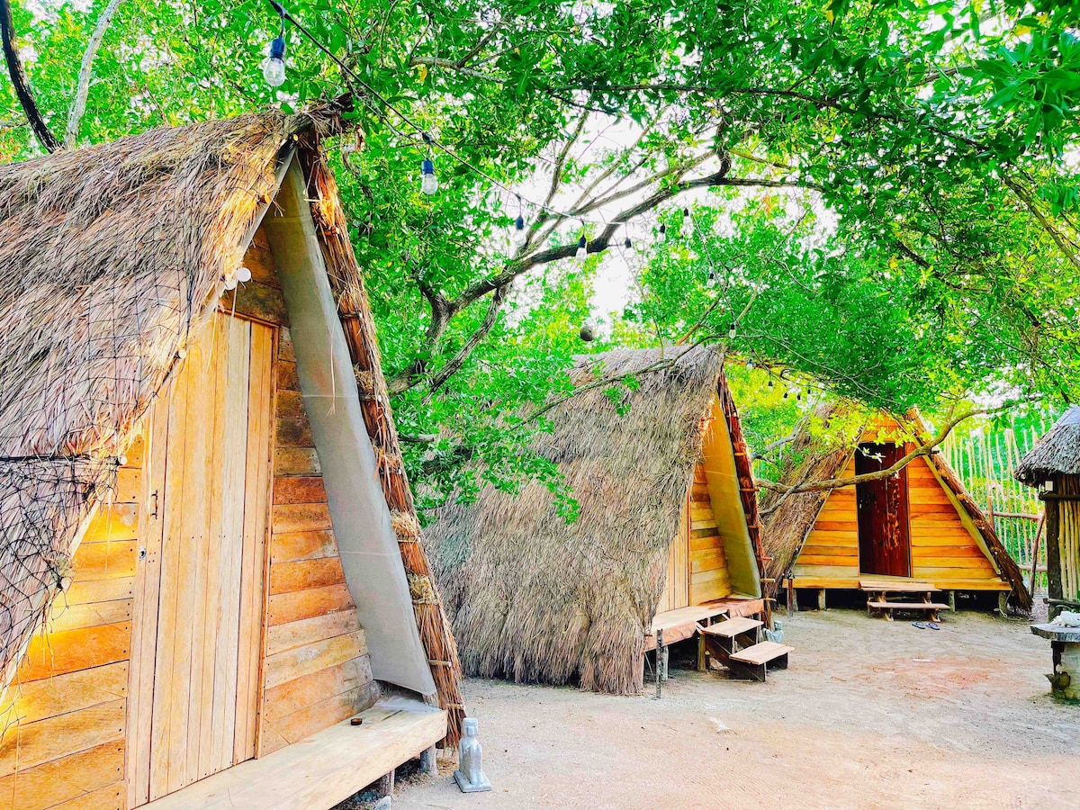 舒适的印第安帐篷，距离海滩约100米。露营村