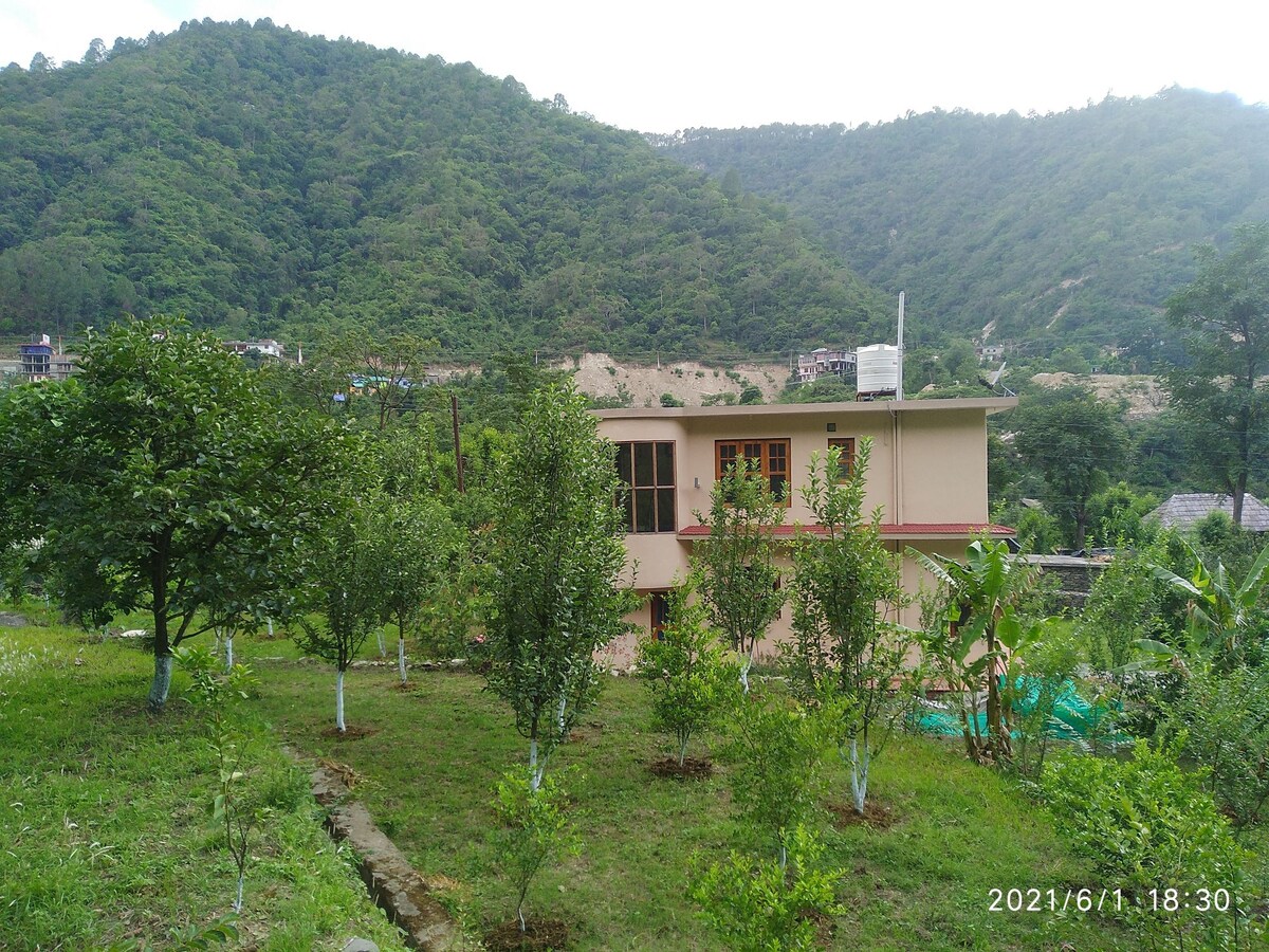 Akhil Farm House for 4+ guests near Mandi Approved by Himachal Pradesh Tourism Development Corporation( A H.P. State Government Undertaking)