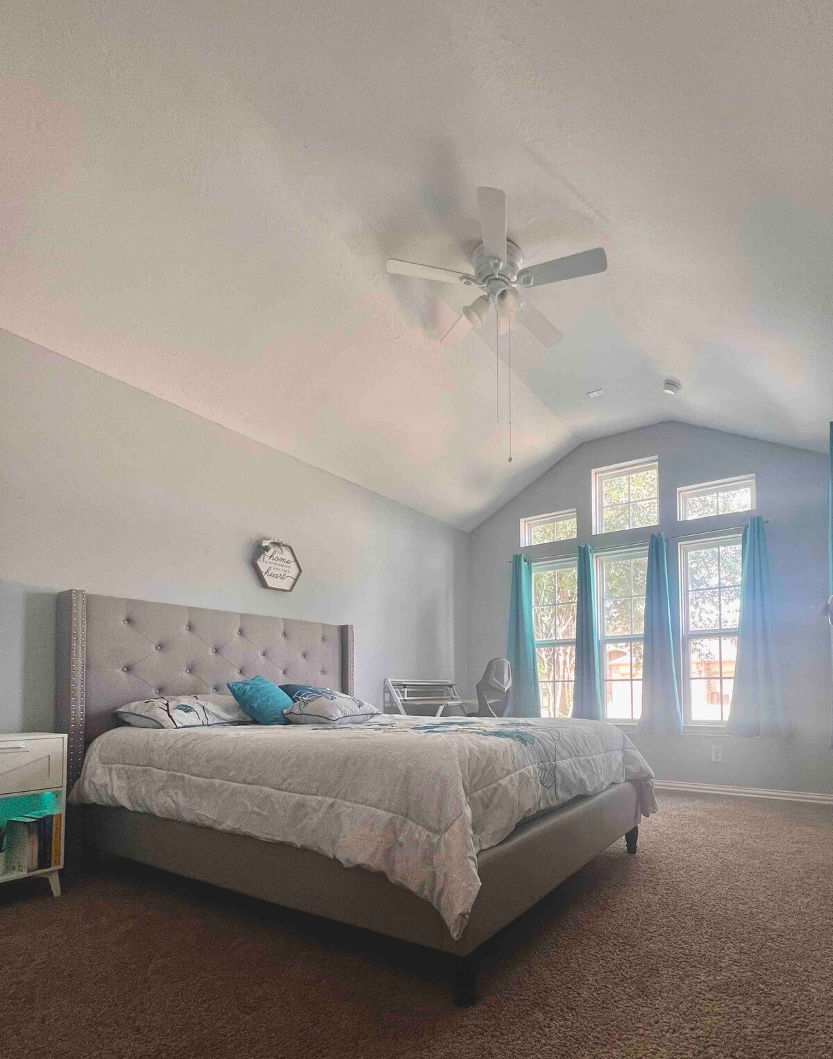 Cheap, Cozy Bedroom Near Houston Premium Outlets.